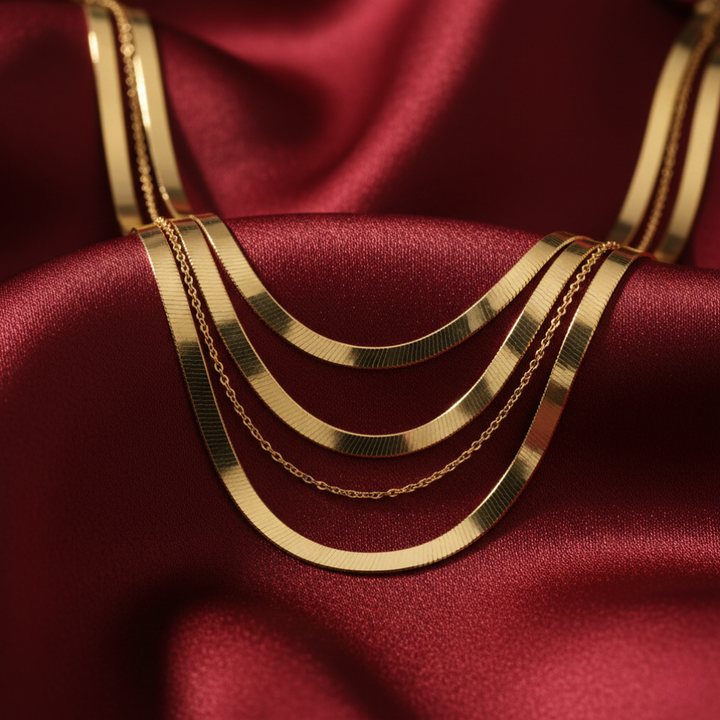 Goldene mehrschichtige Halskette