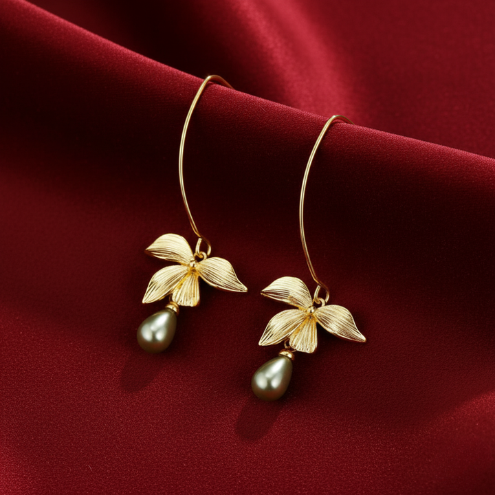 Jade- und Blütenohrringe