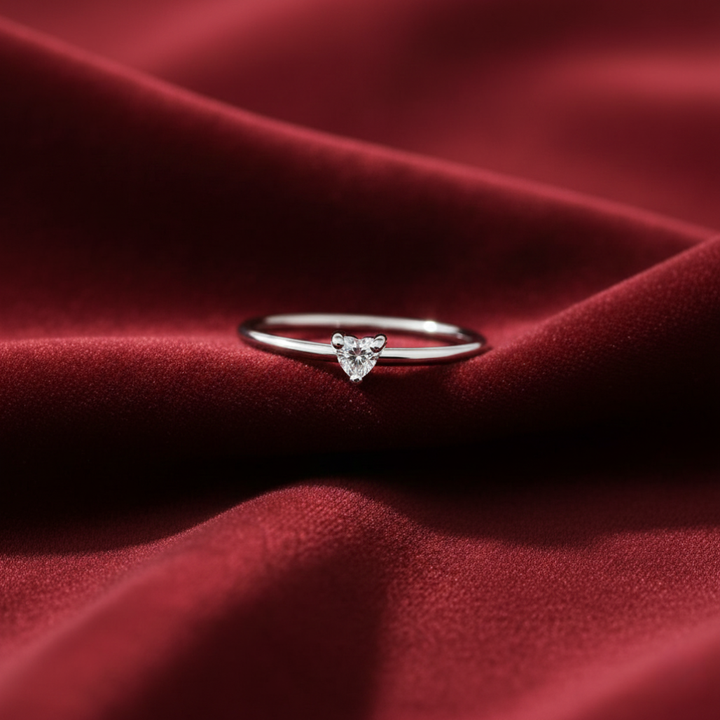 Kristallherz-Ring „Kleines Liebe“.