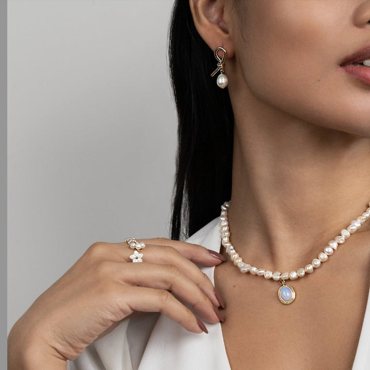 Geknotete Gold- und Süßwasserperlenohrringe